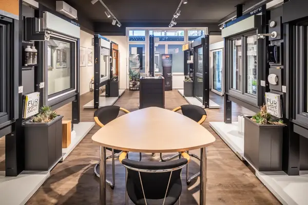 Fenster-Showroom mit Mustern für Kunststofffenster, Rollläden und Beratungstisch