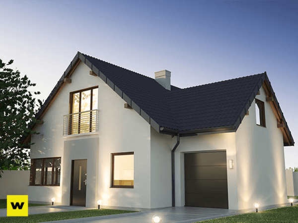 Modernes Einfamilienhaus mit Satteldach, Garage und großem Fenster im Abendlicht.
